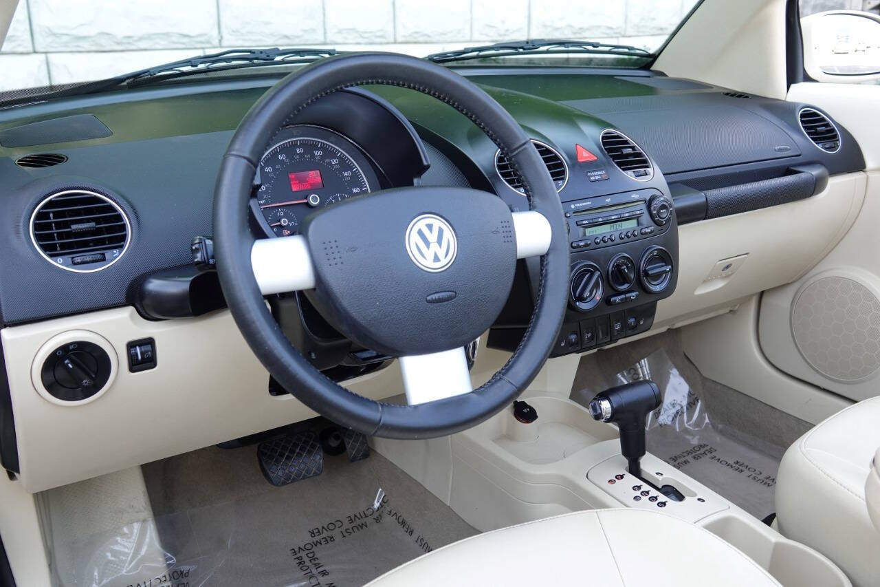 Used 2008 Volkswagen Beetle SE FWD image 4