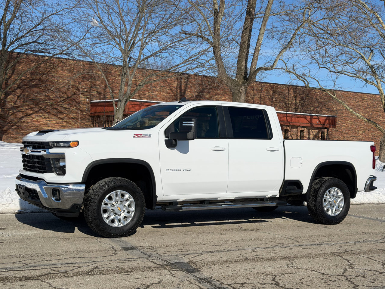 Used 2024 Chevrolet Silverado 2500 LT image 2