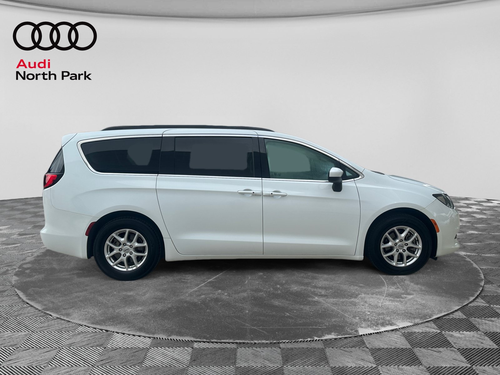 Used 2021 Chrysler Voyager Lxi FWD image 6