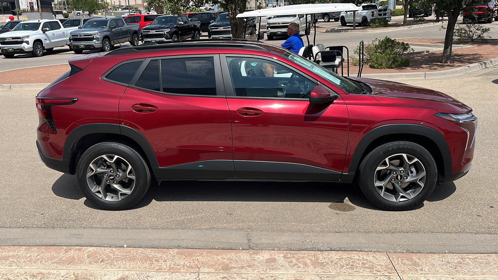 Used 2025 Chevrolet Trax LT FWD image 9
