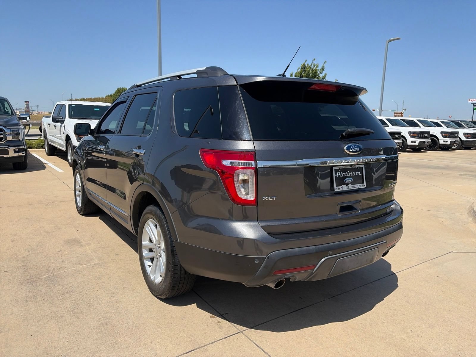 Used 2015 Ford Explorer XLT w/ Equipment Group 202B FWD image 4