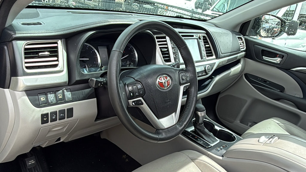 Used 2018 Toyota Highlander Limited Platinum AWD/4WD image 22