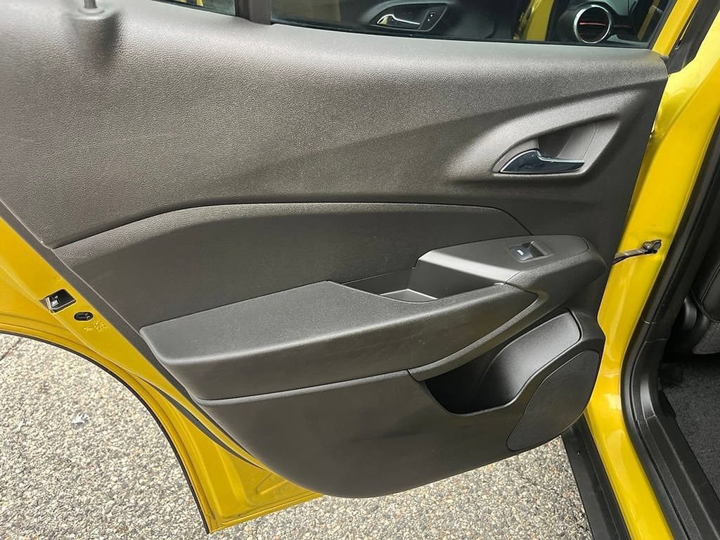 Certified 2024 Chevrolet Trax RS w/ Sunroof Package FWD image 37