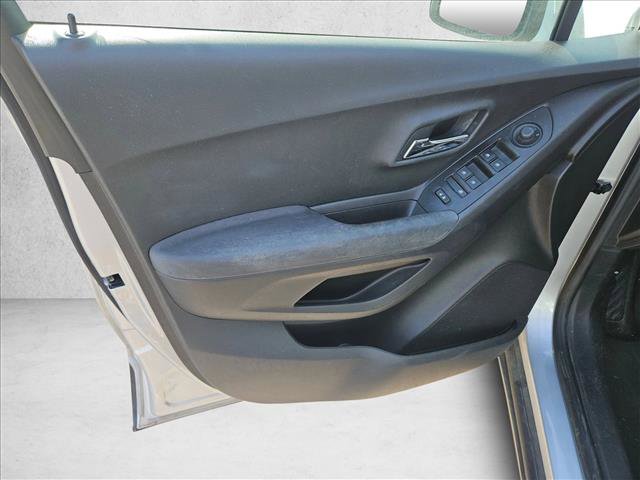 Used 2018 Chevrolet Trax LT w/ LT Convenience Package image 8