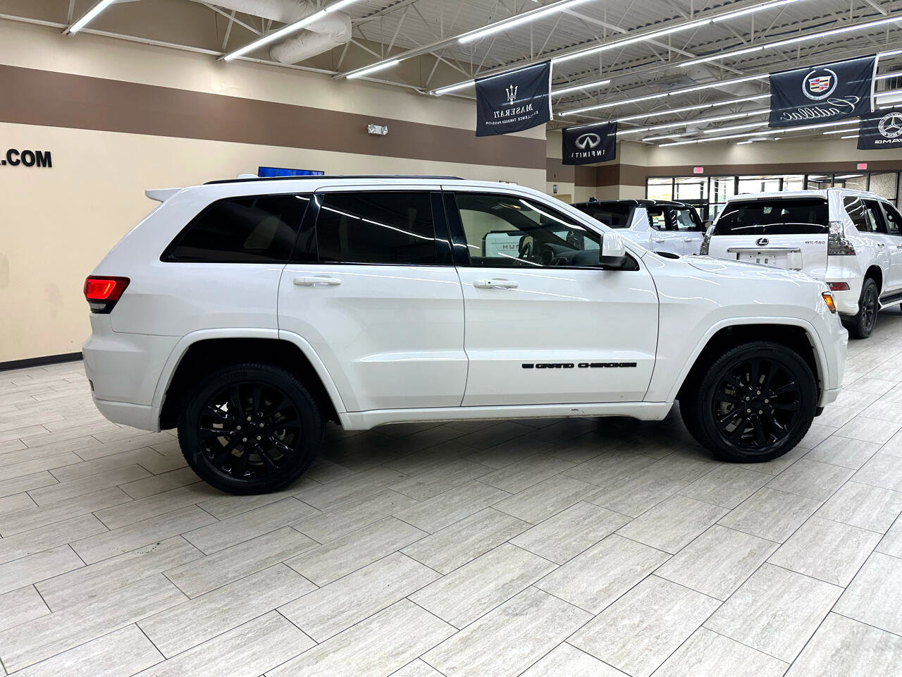 Used 2022 Jeep Grand Cherokee Laredo X image 6