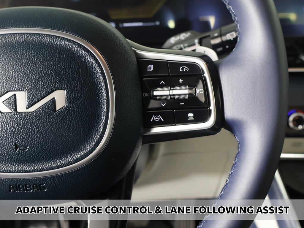 Used 2025 Kia Carnival EX image 4