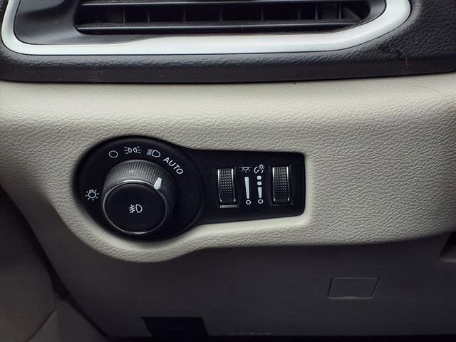 Used 2024 Chrysler Pacifica Touring-L image 19