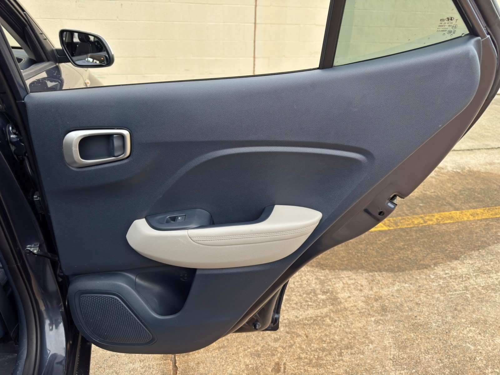 Used 2022 Hyundai Venue Limited FWD image 40
