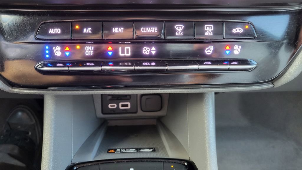 Used 2022 Chevrolet Bolt EUV Premier w/ Sun & Sound Package FWD image 32