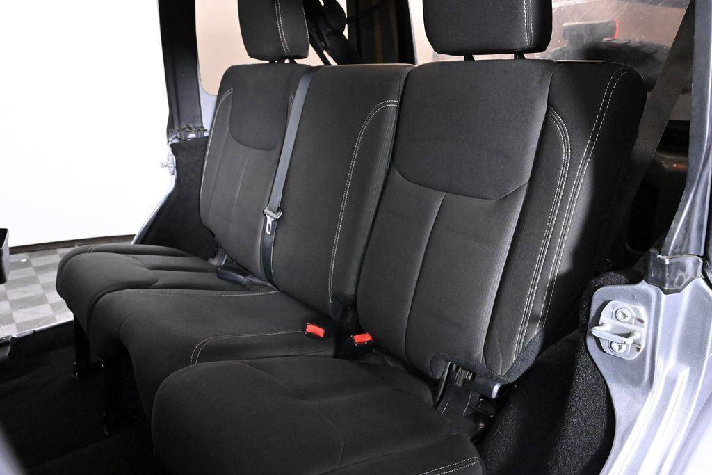 Used 2016 Jeep Wrangler Unlimited Sahara image 32