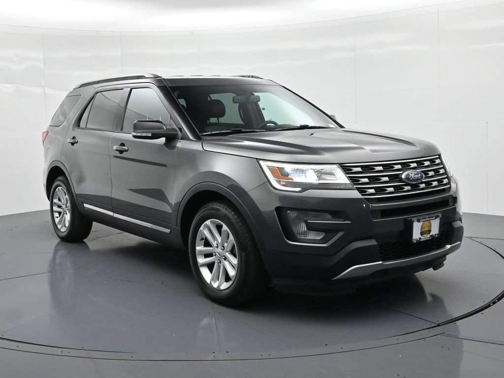Used 2017 Ford Explorer XLT w/ Equipment Group 202A FWD image 4