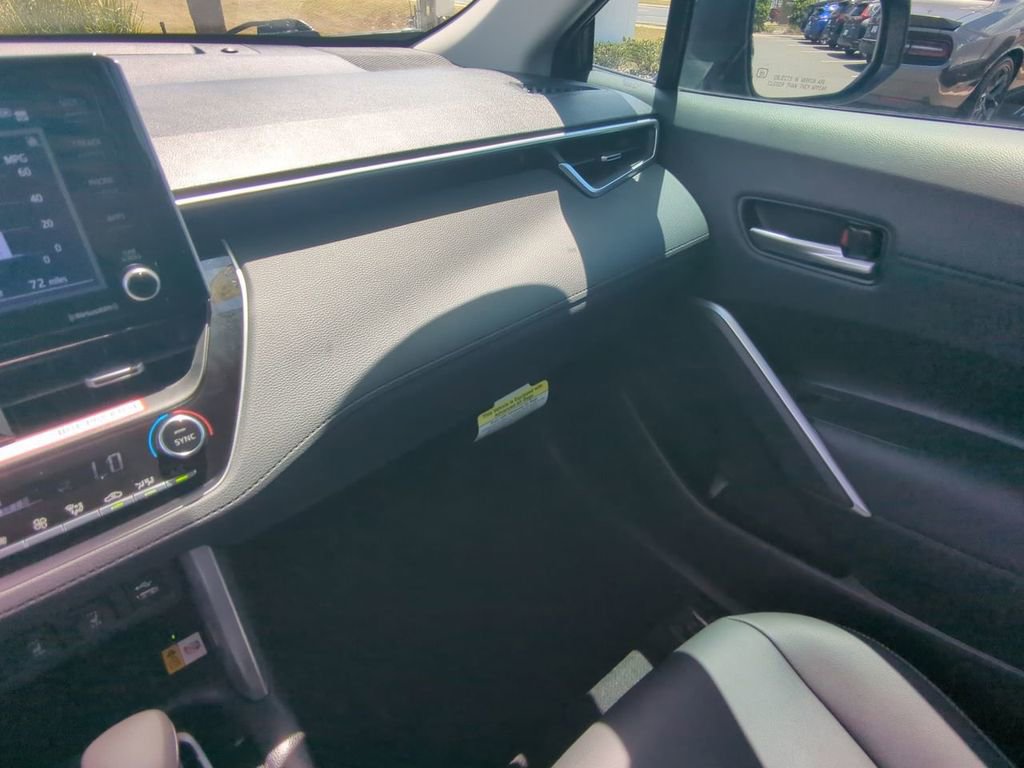Used 2022 Toyota Corolla Cross XLE image 17