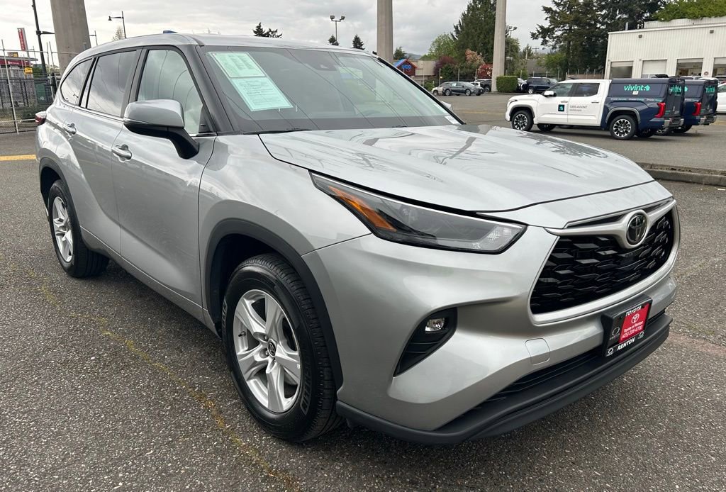 Certified 2025 Toyota Highlander LE FWD image 3