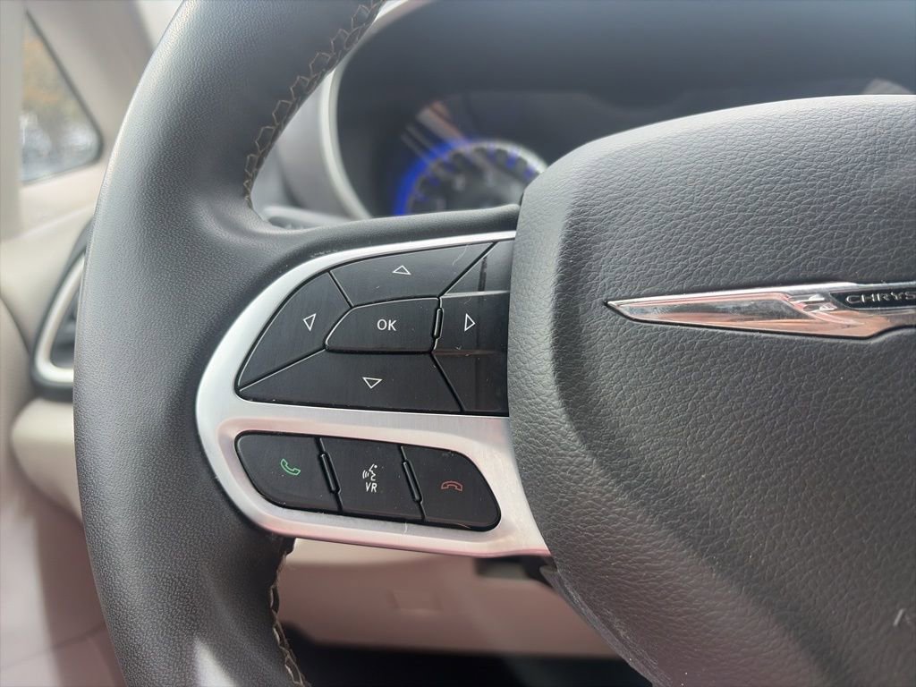 Used 2022 Chrysler Pacifica Touring-L image 18