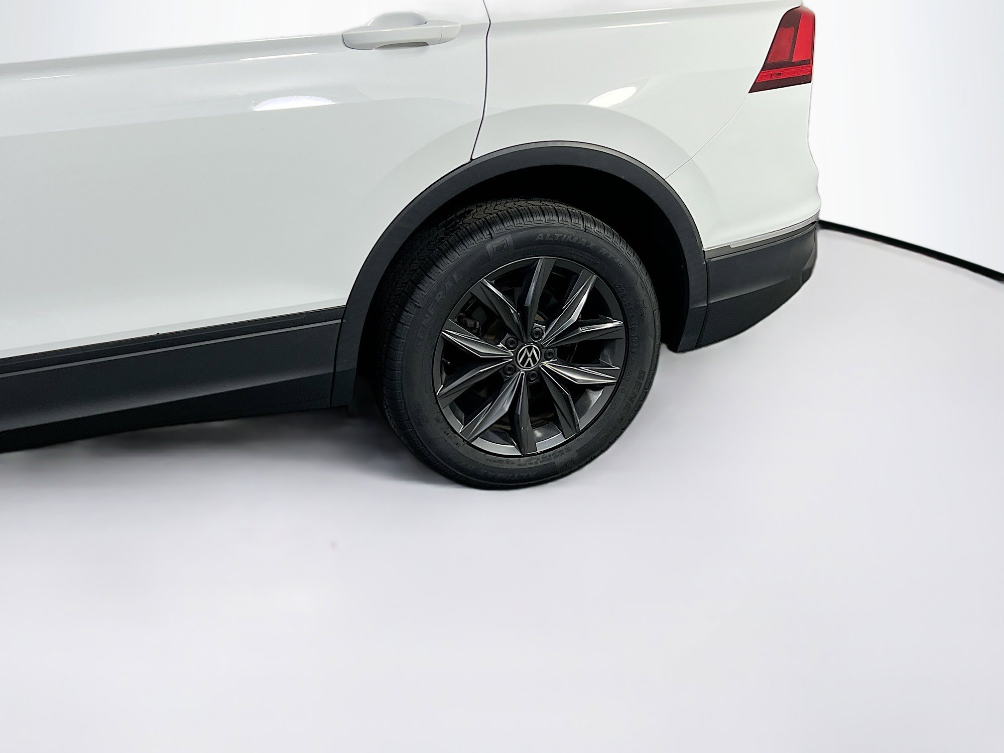 Used 2022 Volkswagen Tiguan SE AWD/4WD image 30