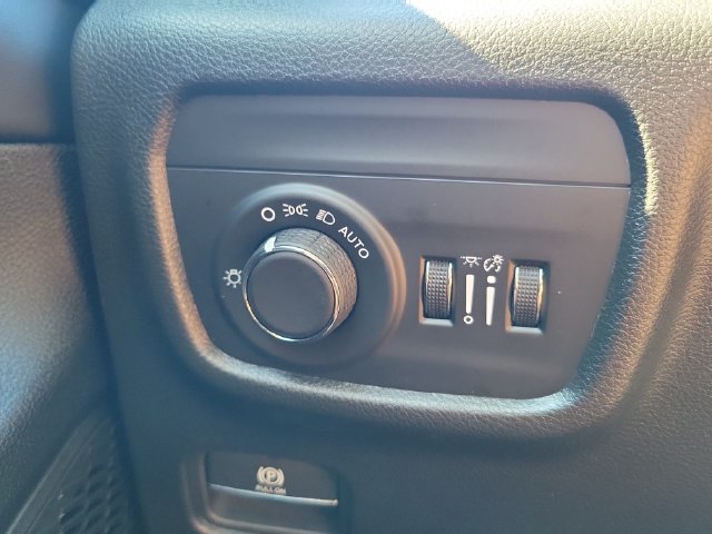 Used 2025 Jeep Grand Cherokee Laredo RWD image 27
