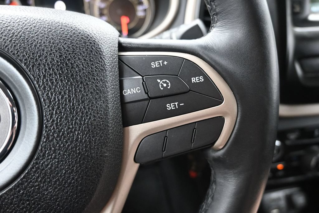 Used 2017 Jeep Cherokee Latitude w/ Cold Weather Group FWD image 22