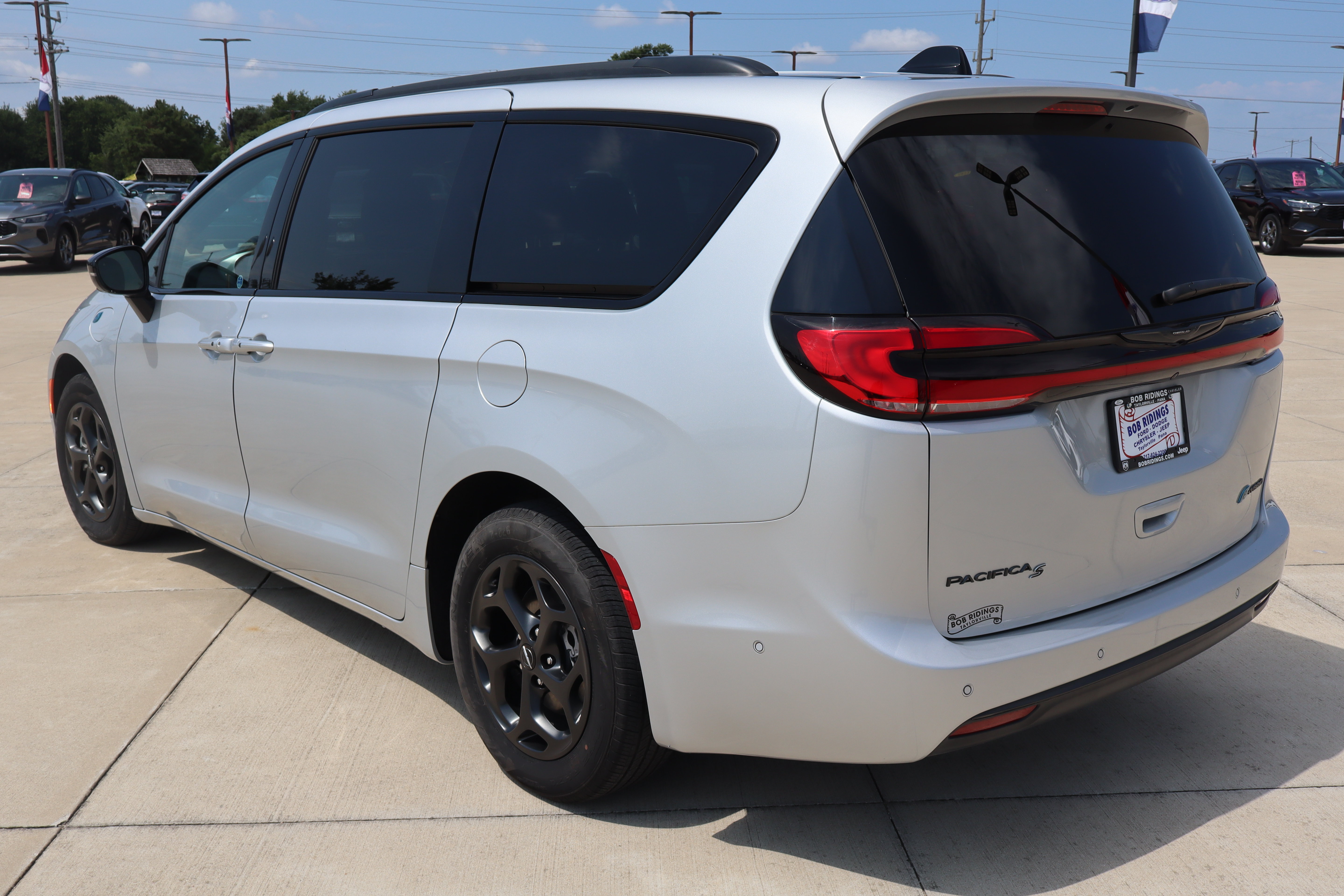 Used 2024 Chrysler Pacifica Premium FWD image 7