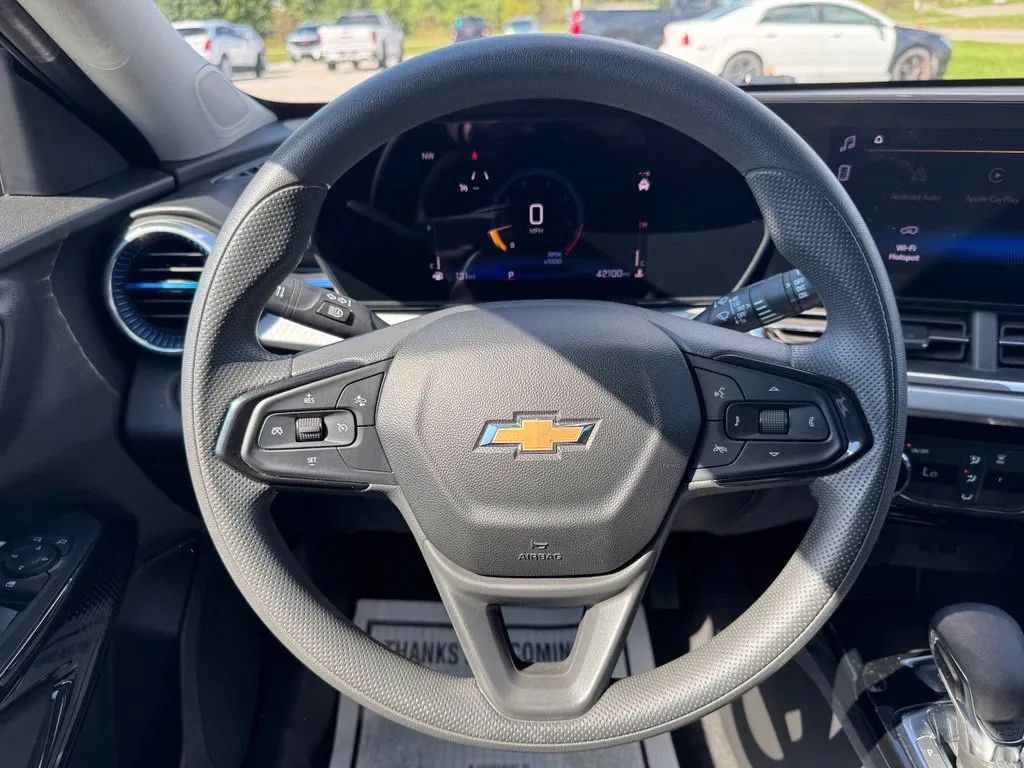 Used 2025 Chevrolet Trax LT FWD image 23