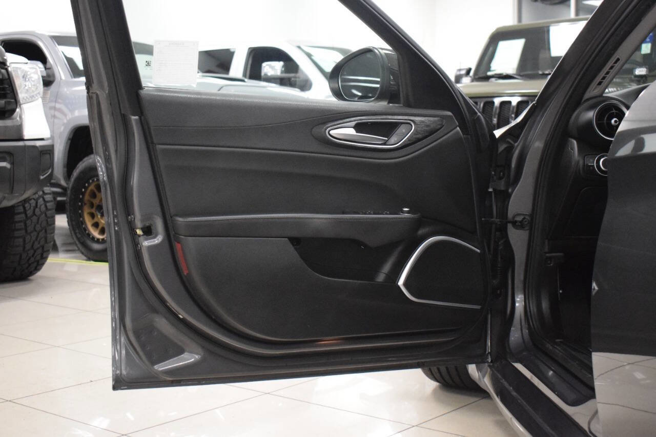 Used 2021 Alfa Romeo Giulia Sprint w/ Nero Edizione image 27