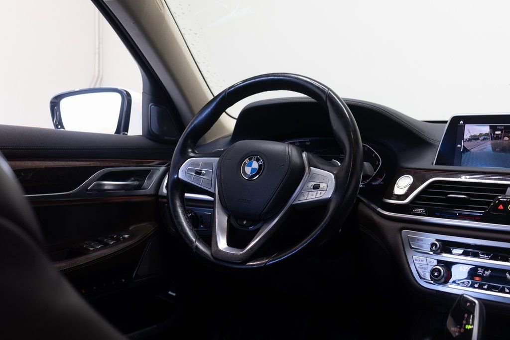 Used 2021 BMW 740i w/ Premium Package RWD image 29