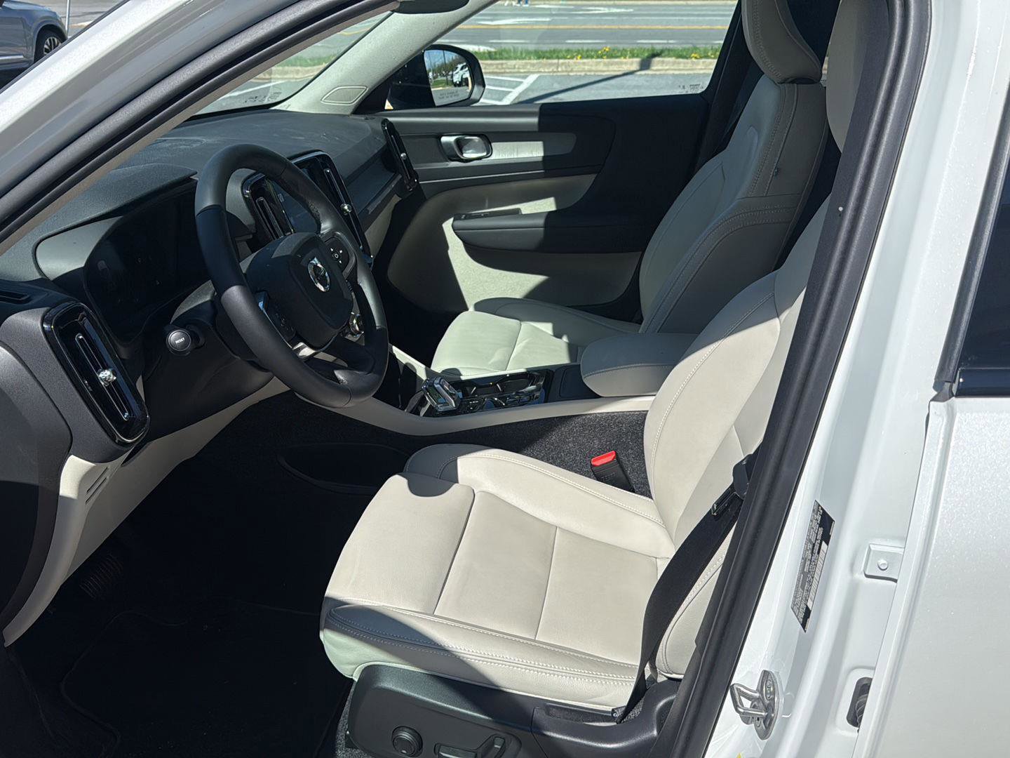 Used 2025 Volvo XC40 B5 Plus w/ Climate Package image 10