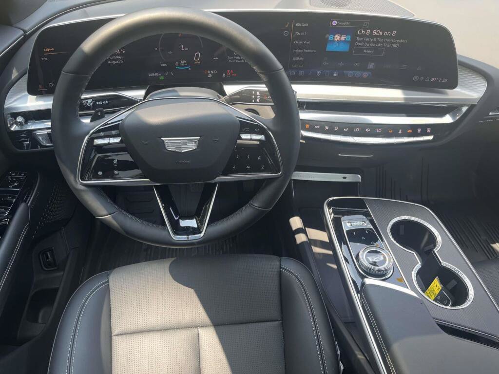 Used 2025 Cadillac Lyriq Luxury AWD/4WD image 2
