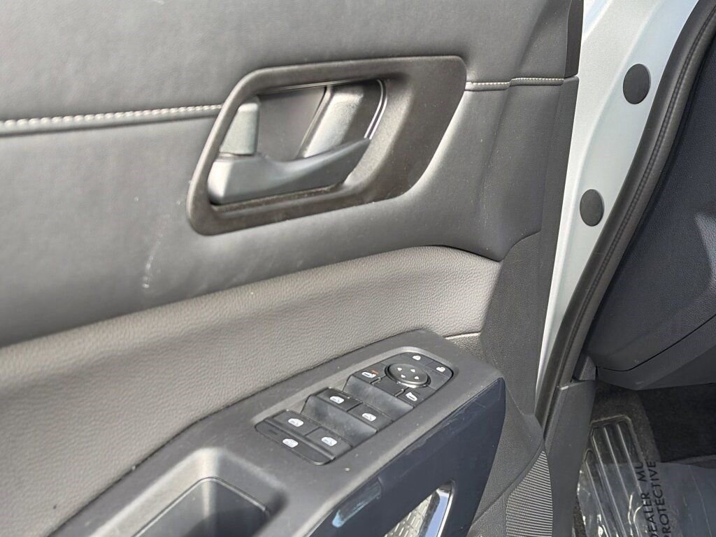 Certified 2025 Nissan Pathfinder SV image 27