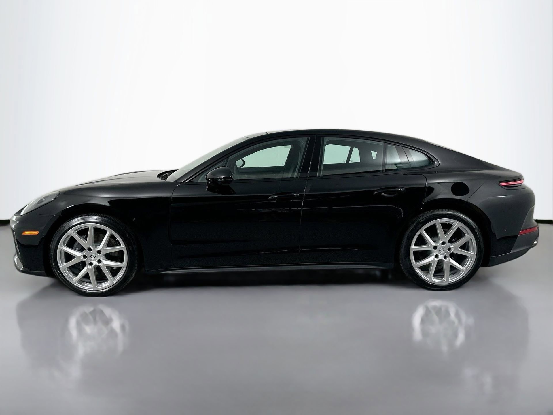 Certified 2025 Porsche Panamera 4 image 2