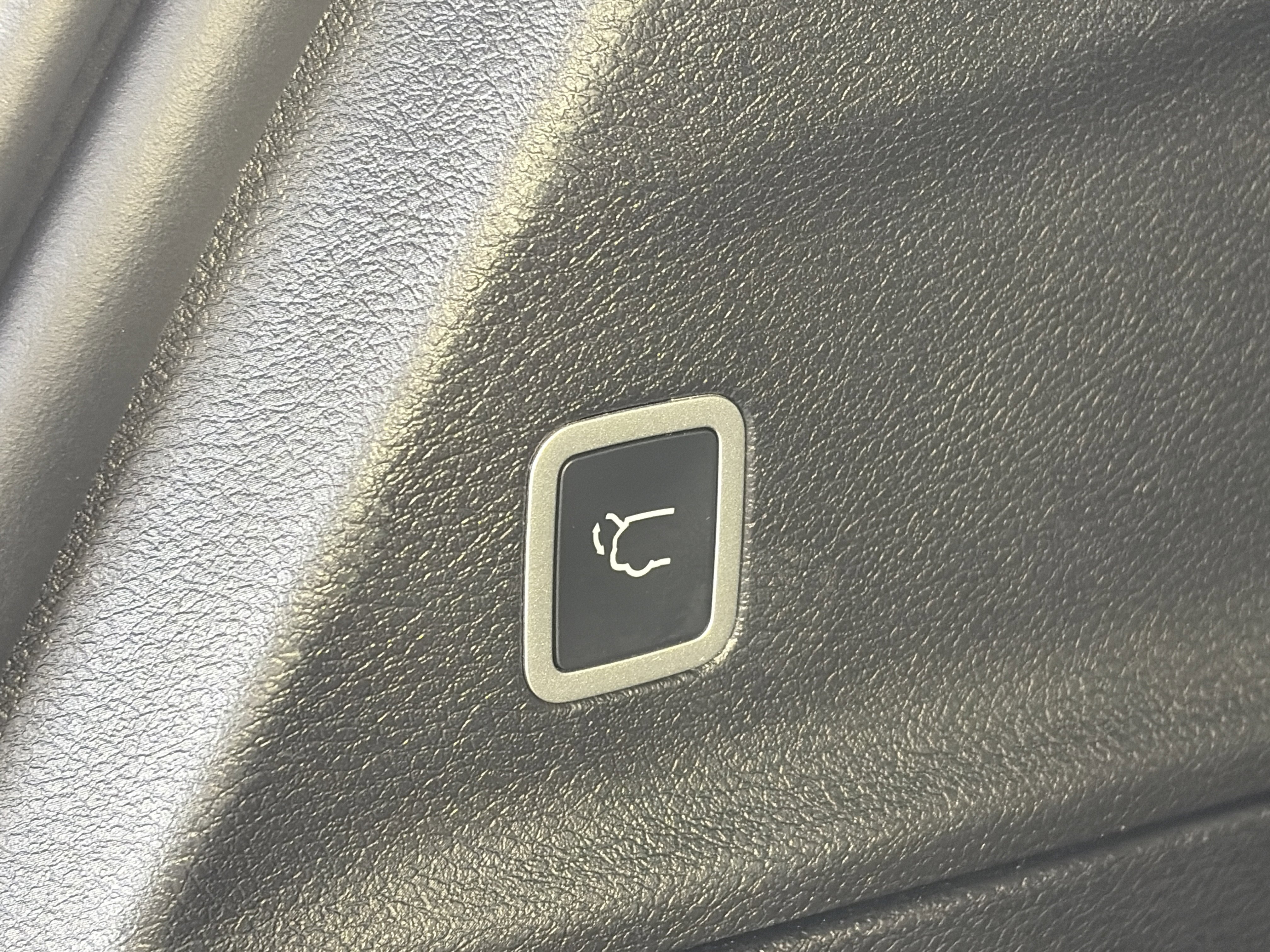 Used 2026 Chrysler Pacifica Select image 16