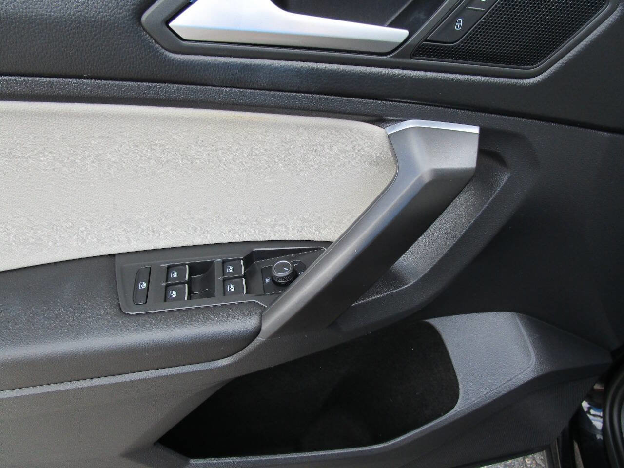 Used 2021 Volkswagen Tiguan SE image 6