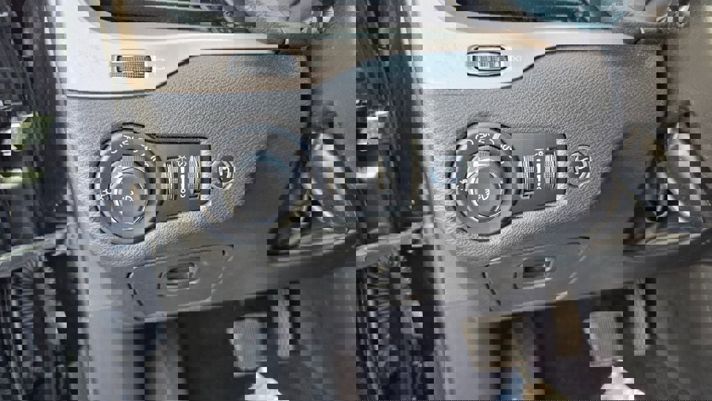 Used 2018 Jeep Cherokee Limited image 12