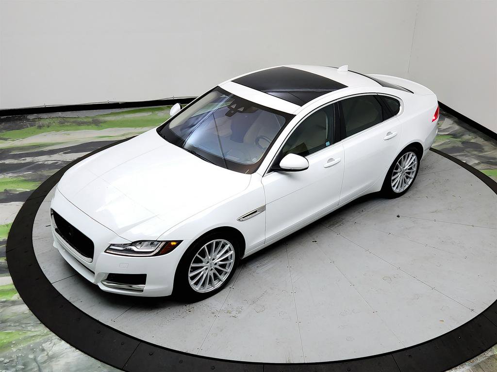 Used 2020 Jaguar XF Prestige image 32
