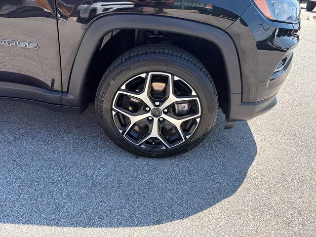 Used 2025 Jeep Compass Limited image 40