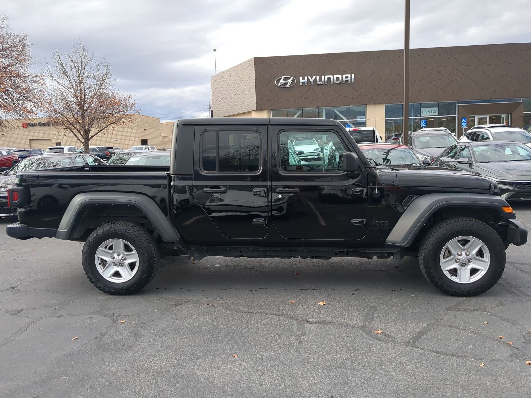 Used 2023 Jeep Gladiator Sport image 2