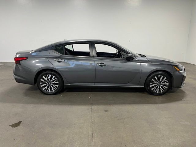 Used 2024 Nissan Altima 2.5 SV FWD image 2