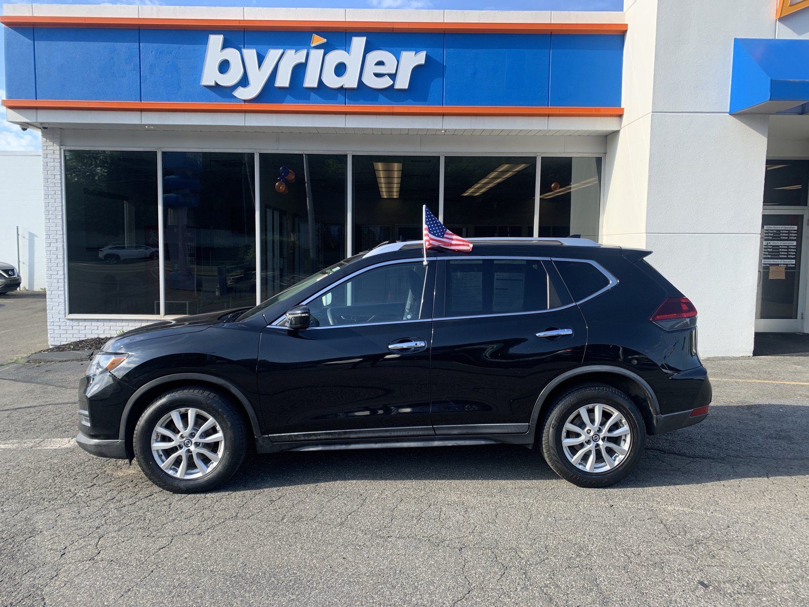 Used 2018 Nissan Rogue SV FWD image 3