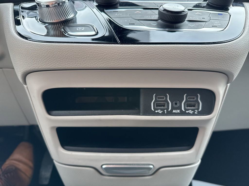 Used 2023 Chrysler Pacifica Touring-L image 18