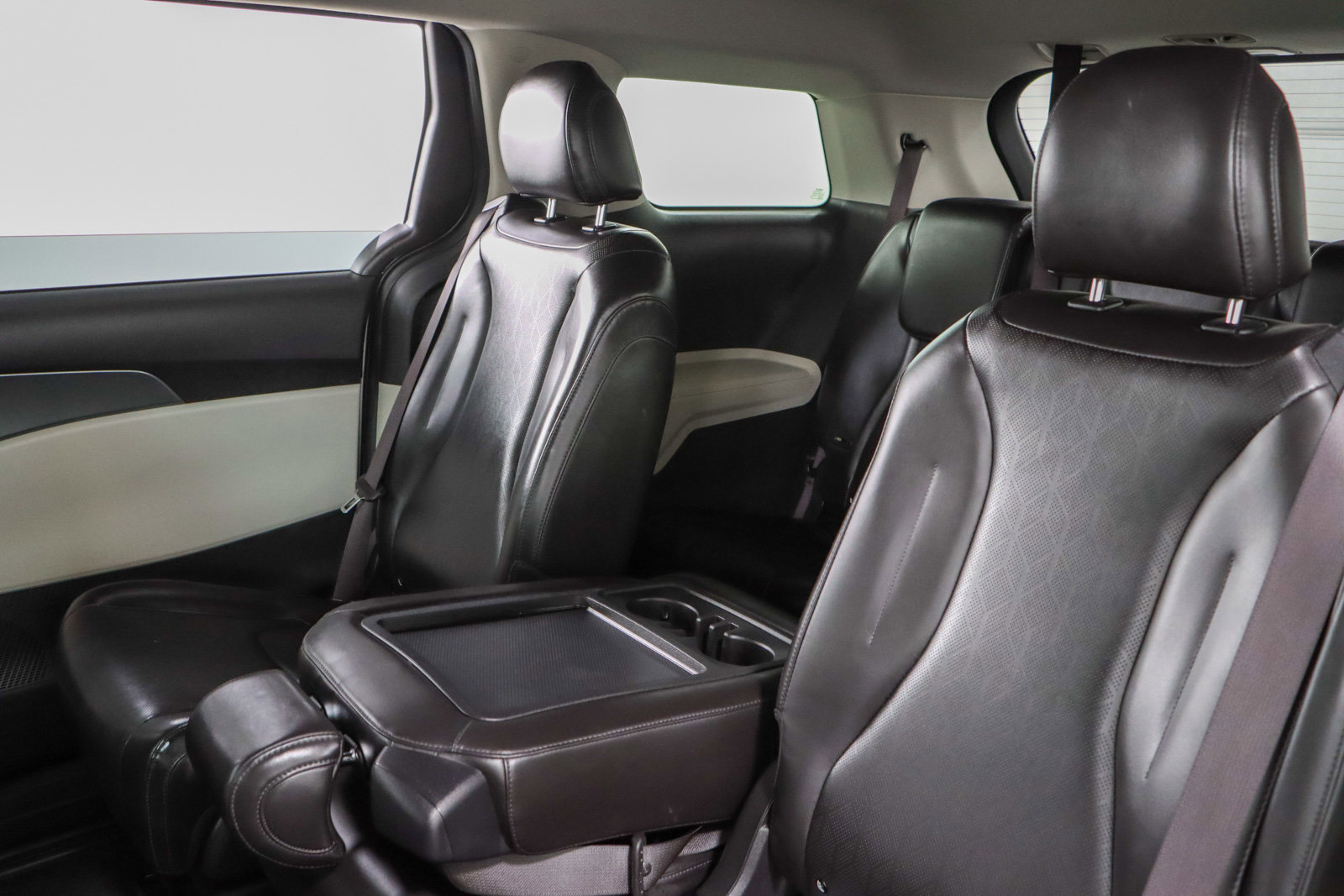 Used 2023 Kia Carnival LX FWD image 24