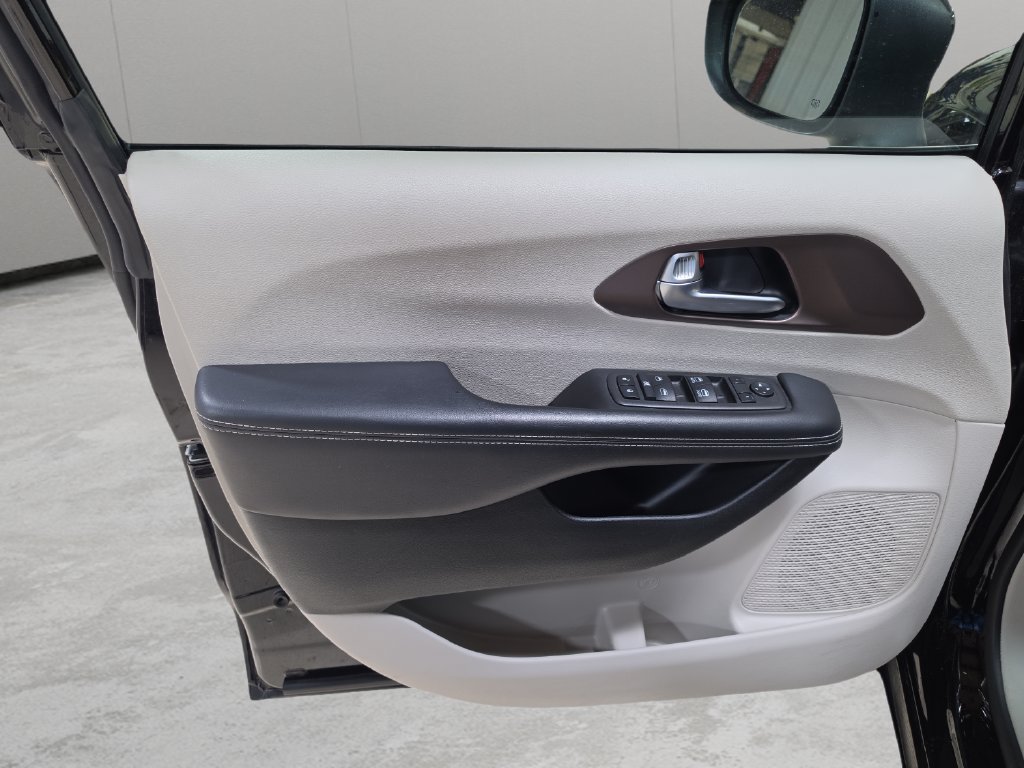 Used 2024 Chrysler Voyager LX FWD image 13