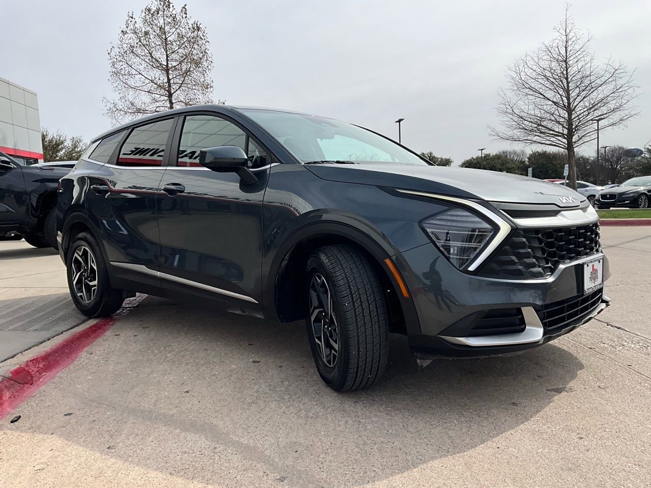 Used 2025 Kia Sportage LX image 4