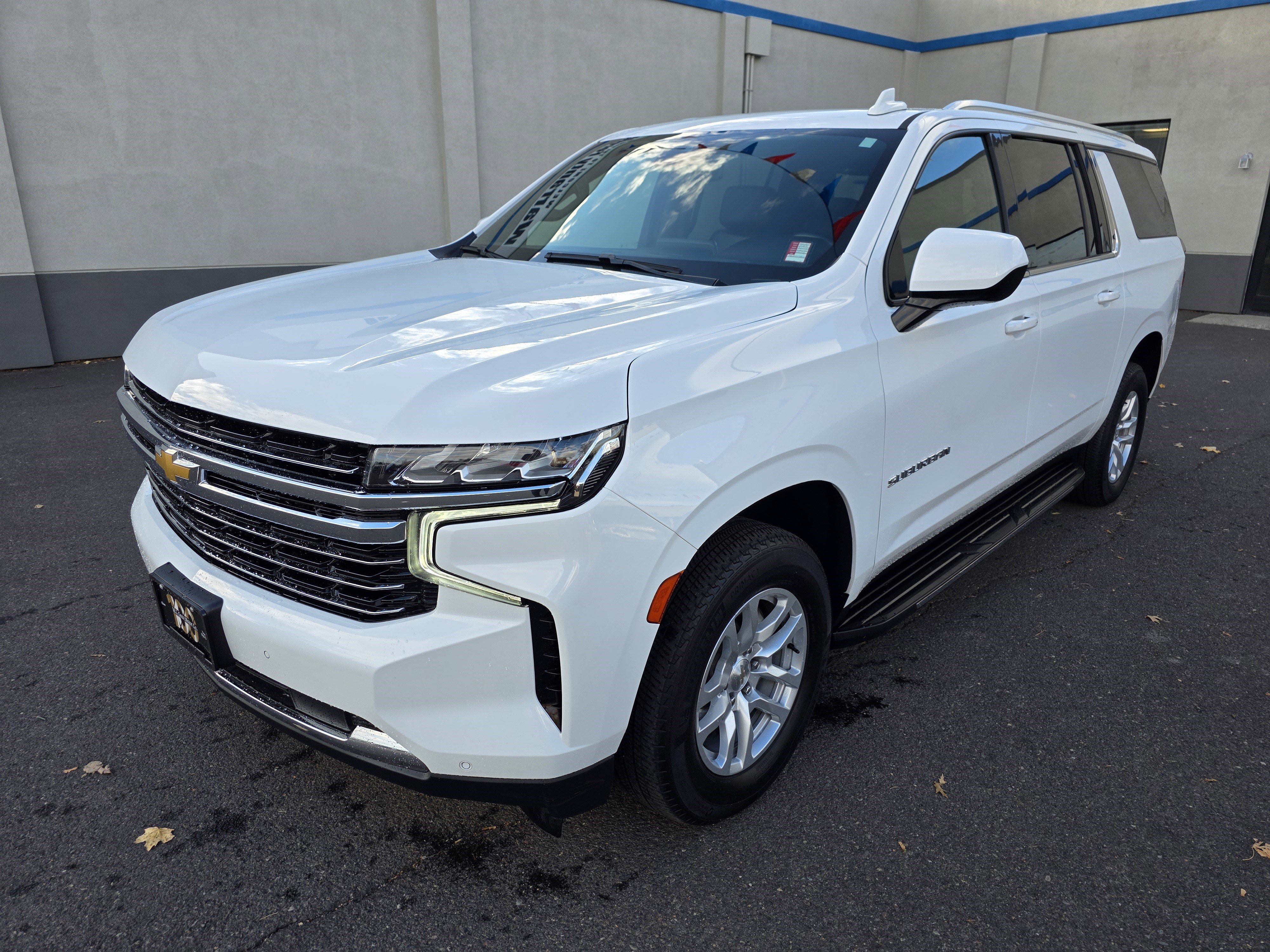 Used 2023 Chevrolet Suburban LT image 4
