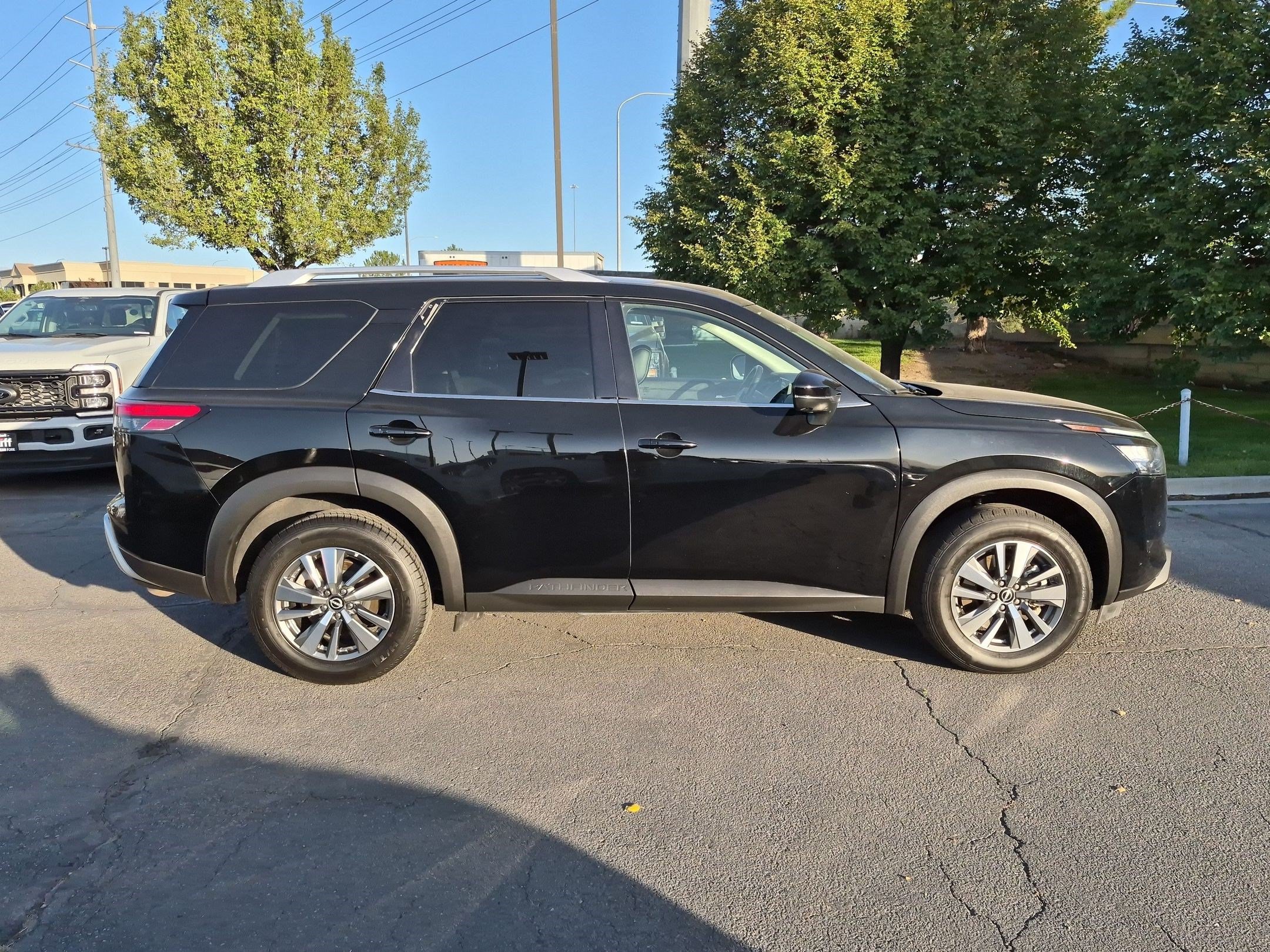 Used 2025 Nissan Pathfinder SL AWD/4WD image 2