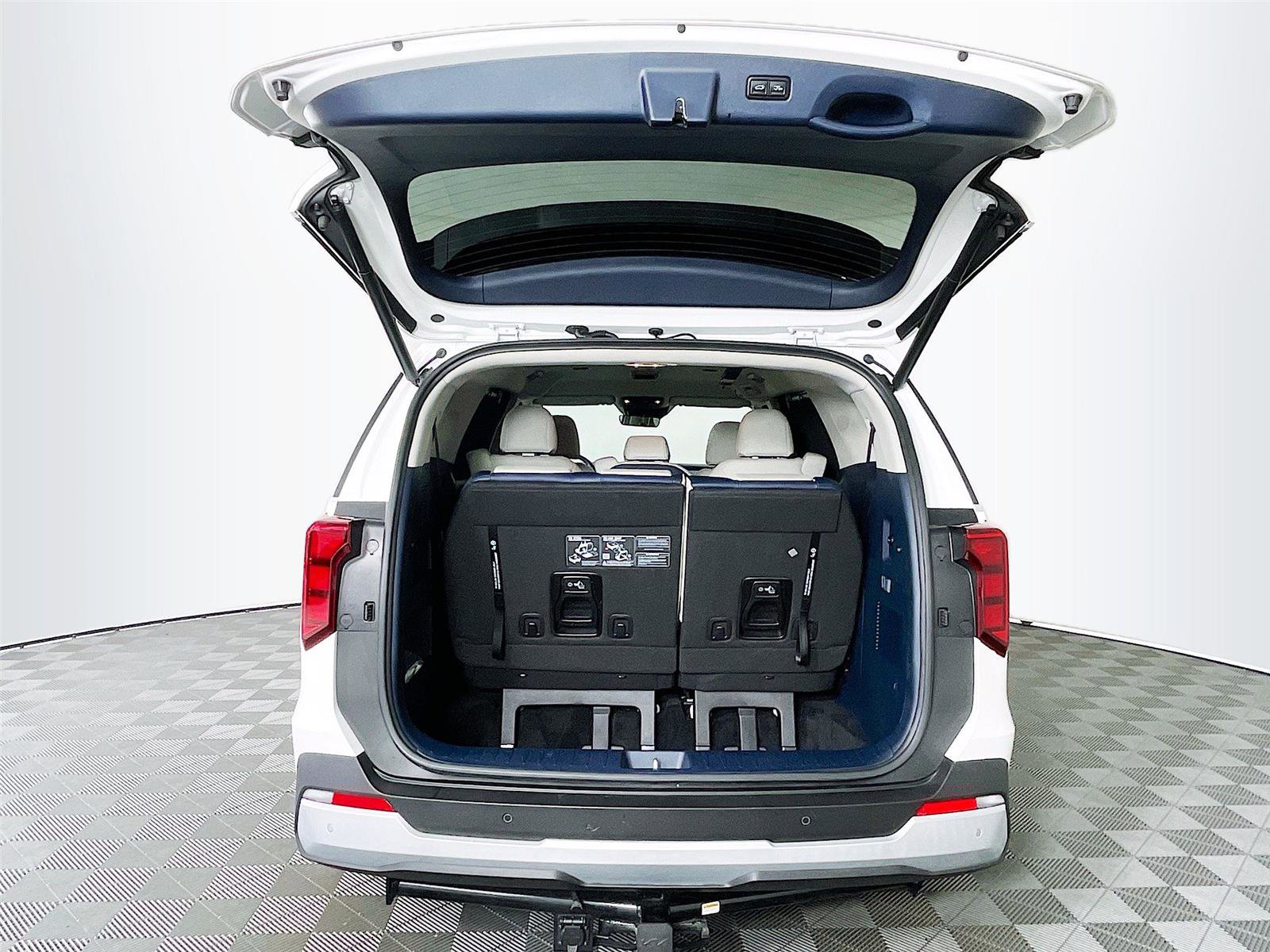 Used 2025 Kia Carnival EX image 29