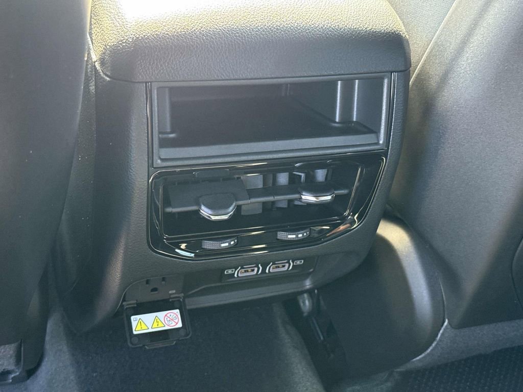 New 2025 Jeep Grand Cherokee Altitude image 10