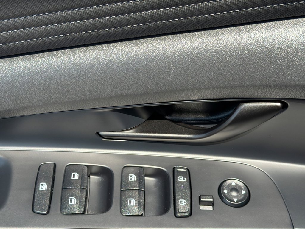 Certified 2025 Hyundai Elantra SEL FWD image 17