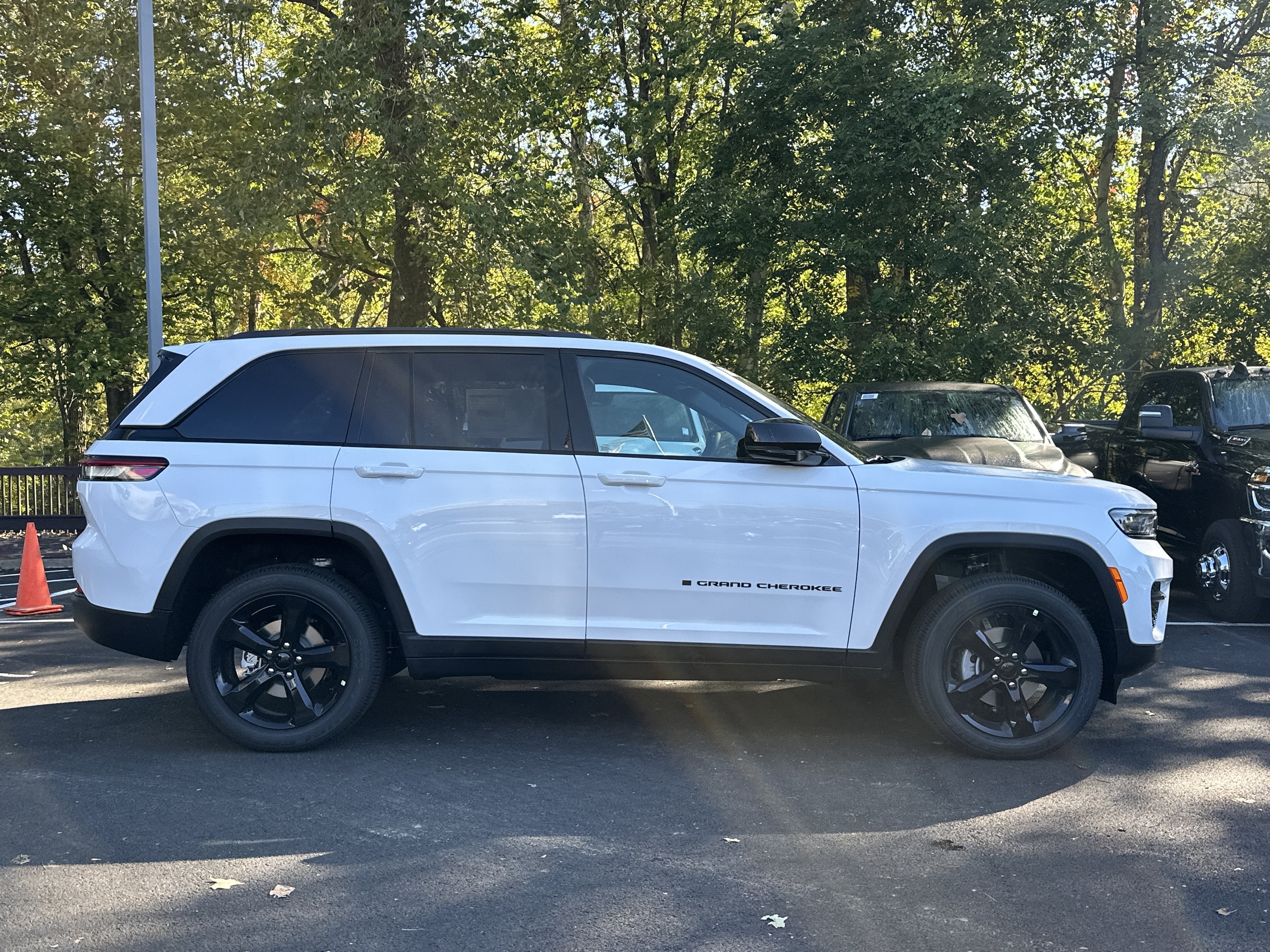 New 2025 Jeep Grand Cherokee Altitude image 19