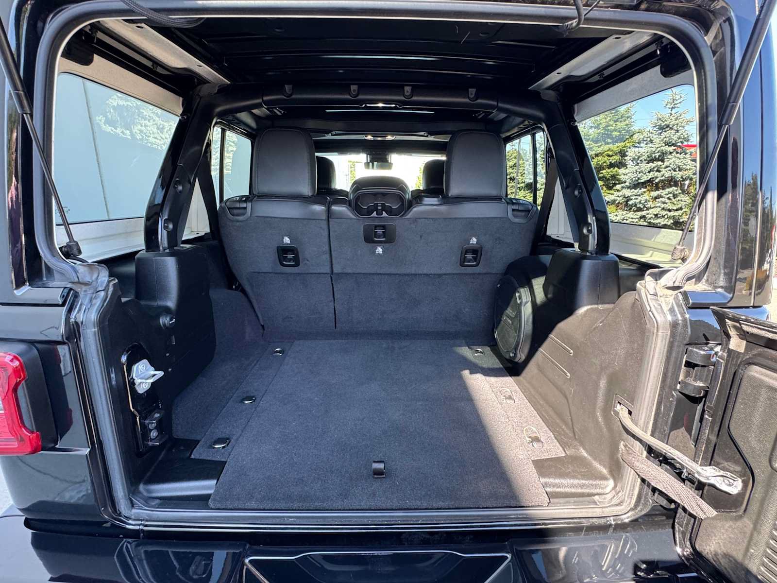 Used 2022 Jeep Wrangler Unlimited Sahara AWD/4WD image 19