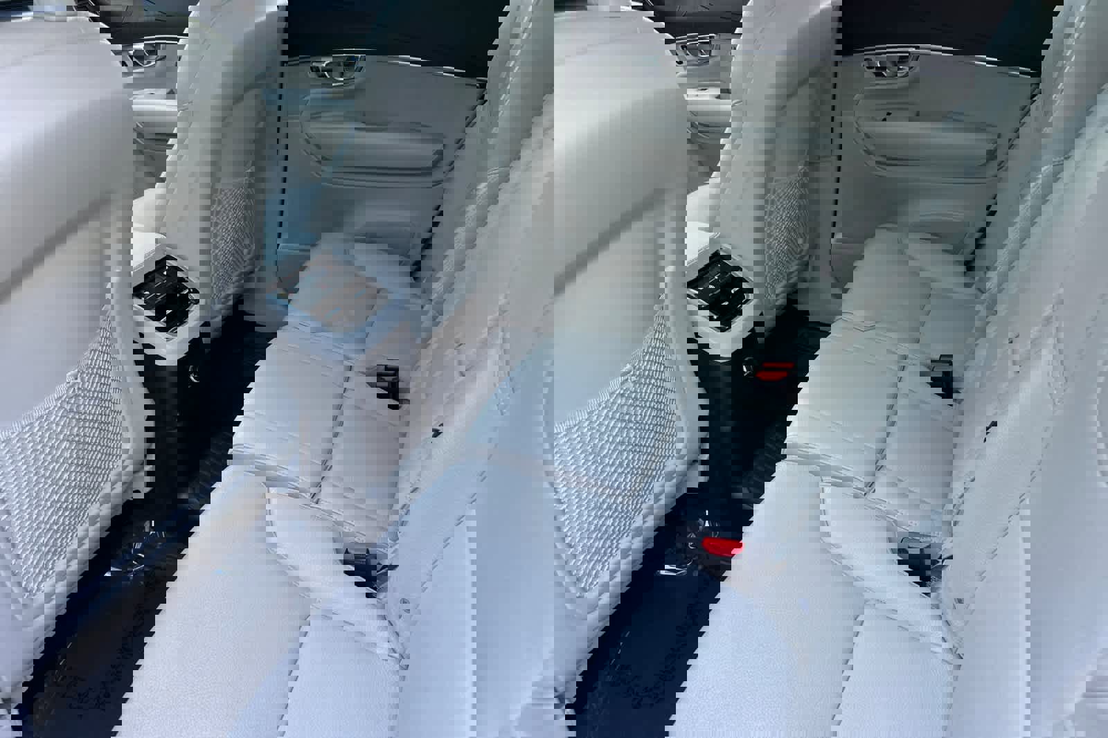 Used 2020 Volvo XC90 T8 Momentum w/ Protection Package Premier image 4