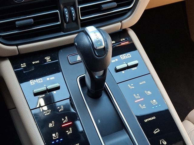Certified 2022 Porsche Macan S AWD/4WD image 18